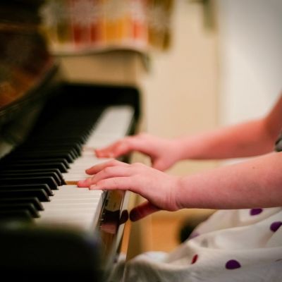 pierwsze-pianistyczne-improwizacje-dzieciece-inspiracja-natura-i-emocjami