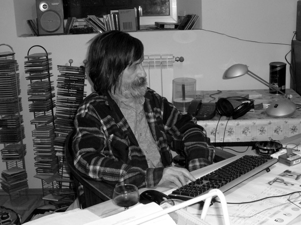 fot. Beata Chłopecka, Andrzej Chłopecki w swojej pracowni w piwnicy domu, marzec 2009