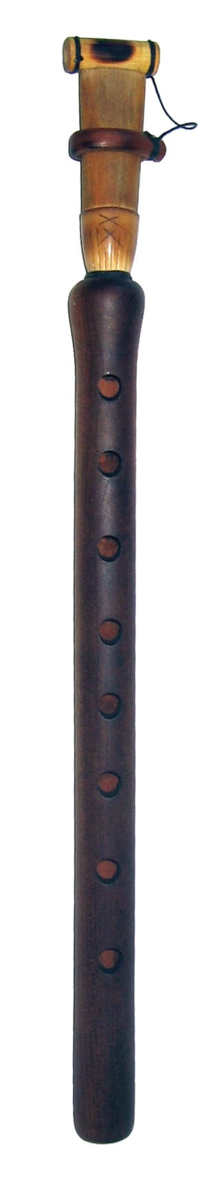 Na zdjęciu widnieje duduk, czyli tradycyjny instrument ormiański z grupy aerofonów.