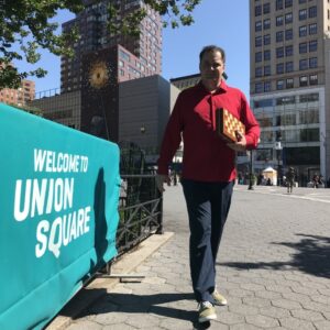 Kompozytor Jakub Polaczyk przy plakacie "Welcome to Union Square"