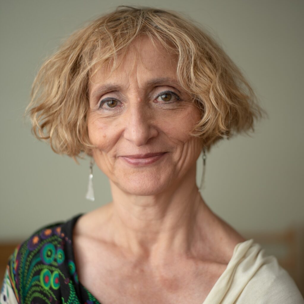 zdjęcie portretowe Magdalney Kędzior. uśmiechnięta kobieta w krótkich blond włosach