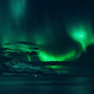 zielone światła zorzy polarnej na granatowym nocnym niebie