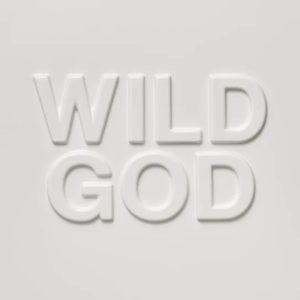 biały wypukły napis Wild God na białym tle