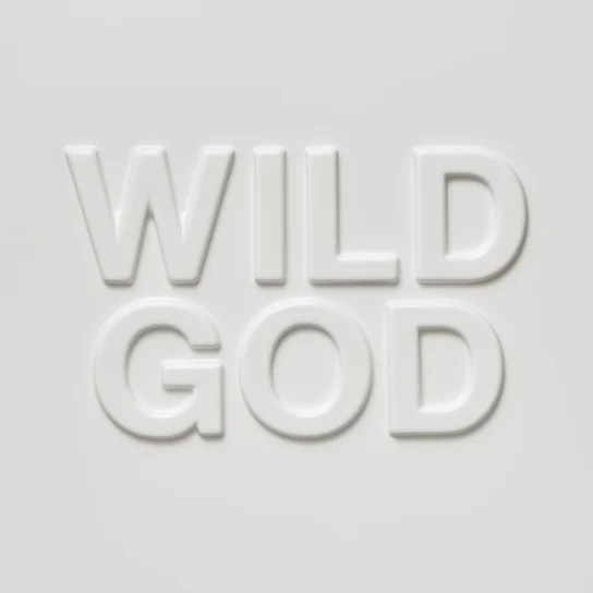 biały wypukły napis Wild God na białym tle
