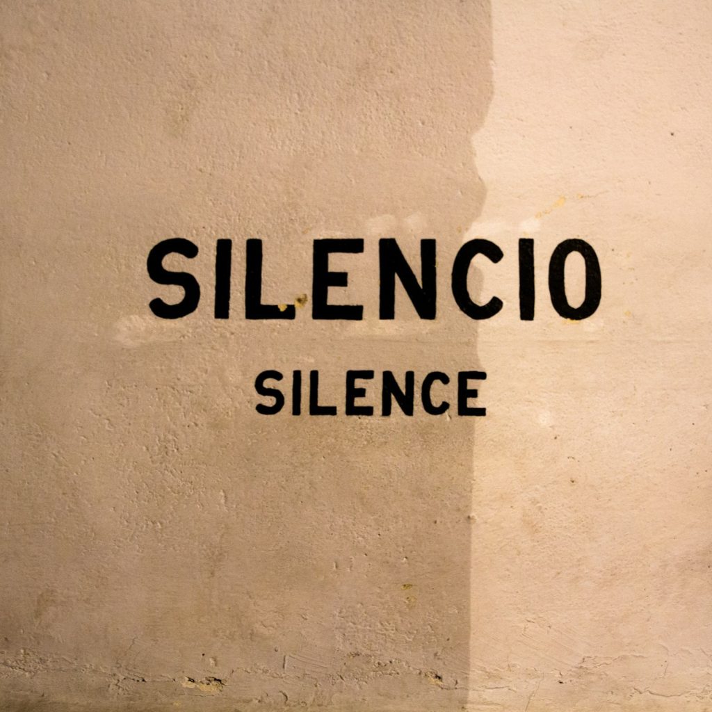 napis Silencio Silence na ścianie