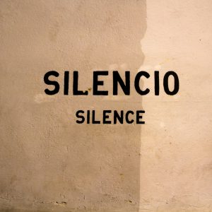 napis Silencio Silence na ścianie