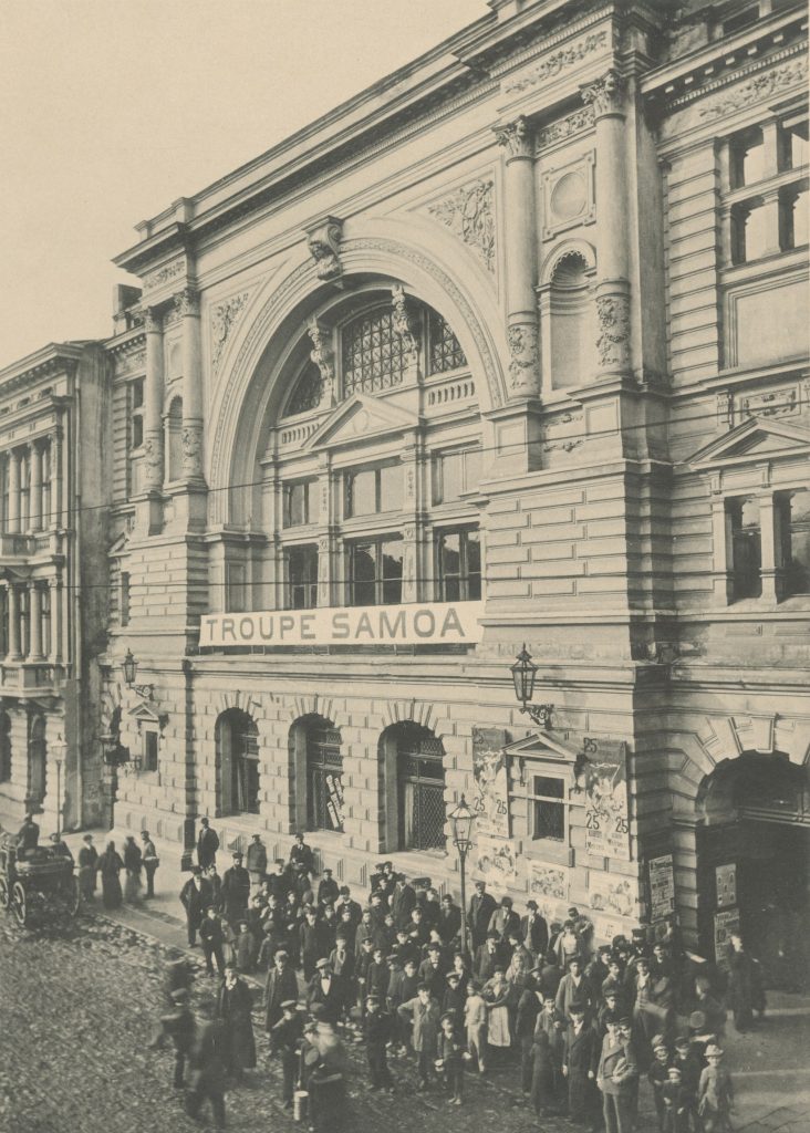 zdjęcie budynku, przed którym stoi grupa ludzi