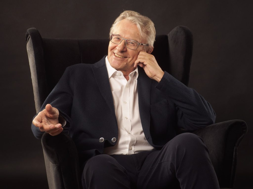 Krzysztof Szwajgier siedzi w fotelu