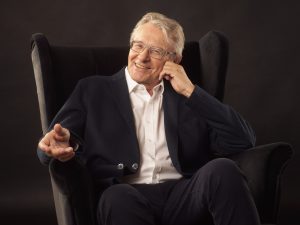 Krzysztof Szwajgier siedzi w fotelu