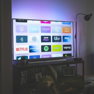 w telewizorze widoczne ikony platform streamingowych