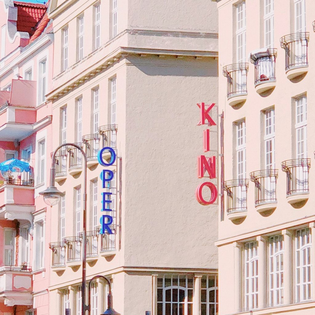 neonowe napisy opera i kino zawieszone na budynkach