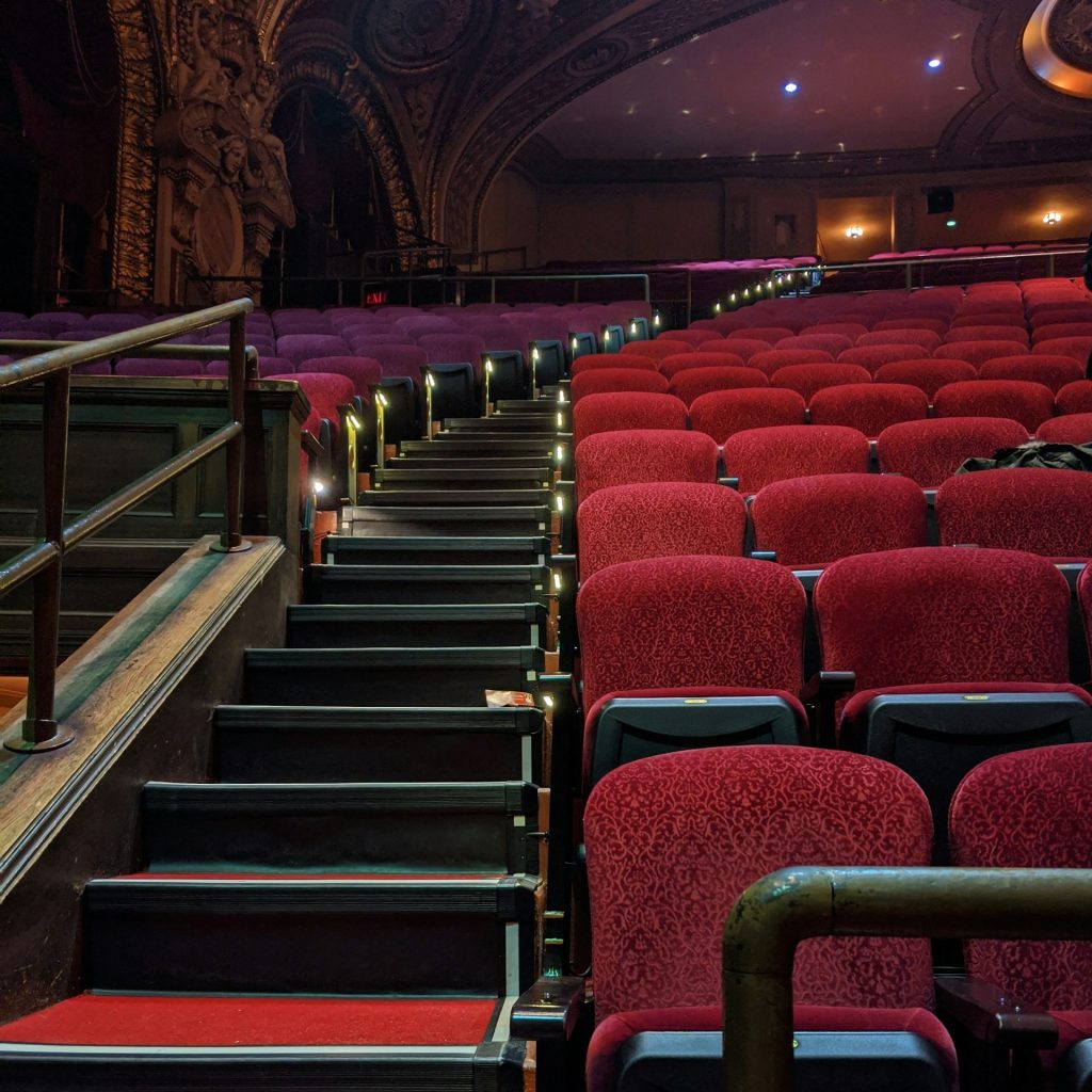 siedzena na publiczności w kinie