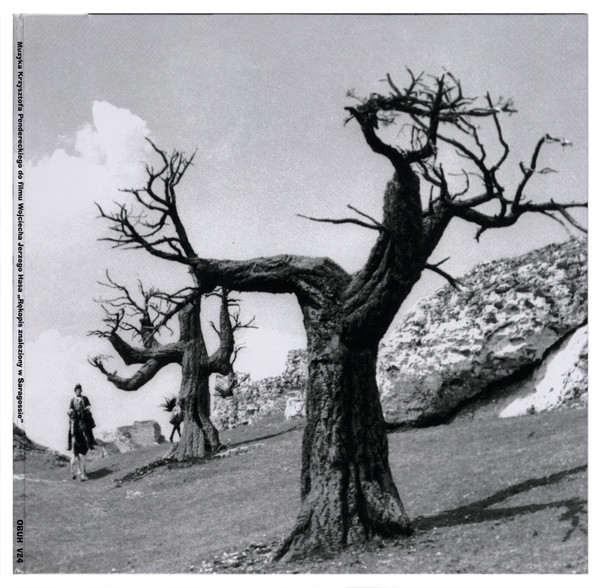 drzewa bez liści, w tle człowiek na wierzchowcu