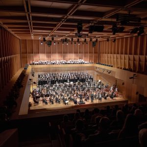 muzycy i publiczność w sali koncertowej