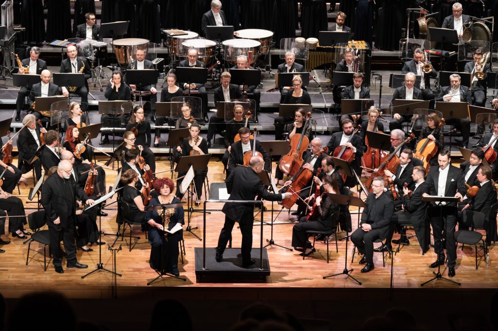 soliści i orkiestra na scenie