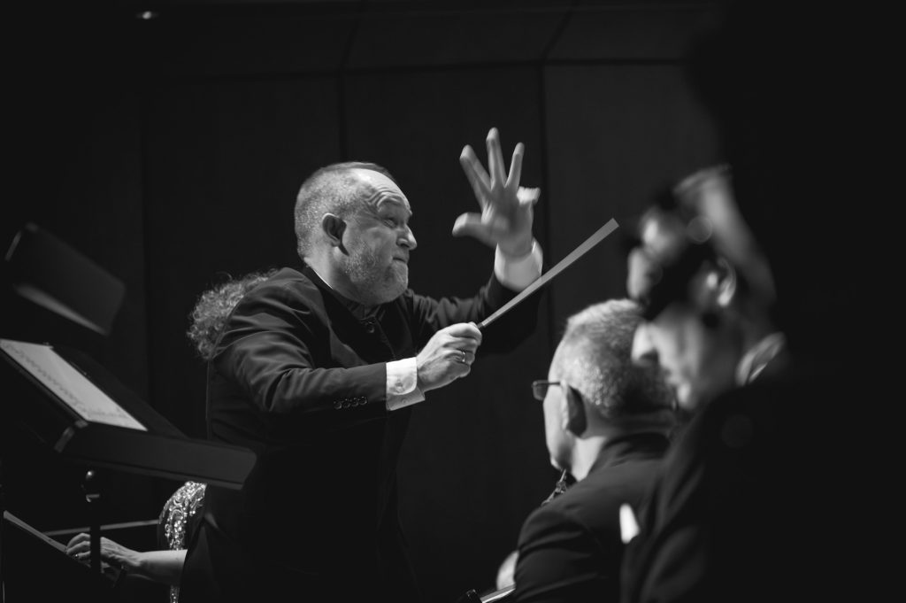 dyrygujący Maciej Tworek