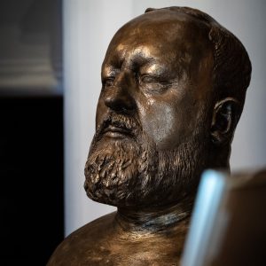 odlew twarzy Krzysztofa Pendereckiego