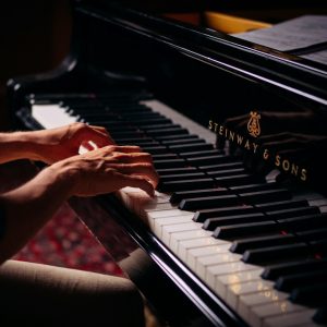 ręce pianisty na fortepianie