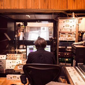 mężczyzna siedzi w studiu muzycznym
