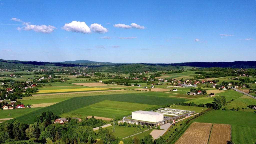 widok z lotu ptaka na budynek Europejskiego Centrum Muzyki Krzysztofa Pendereckiego w Lusławicach