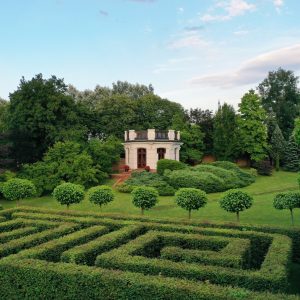 labirynt i budynek kaplicy w Arboretum w Lusławicach