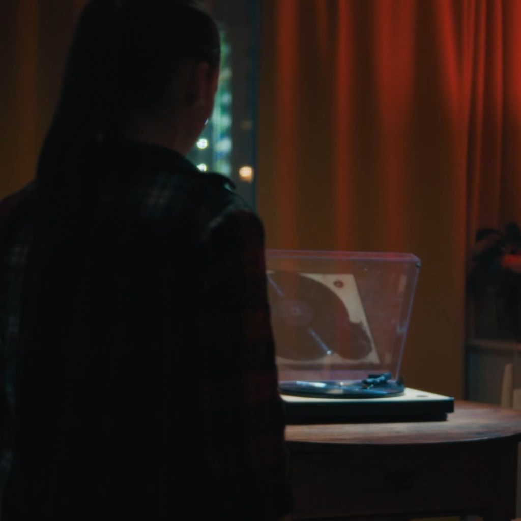 dziewczynka podchodzi do stołu, na którym leży gramofon