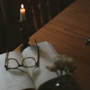 książka, okulary, świeca, kwiaty
