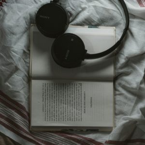 książka i słuchawki