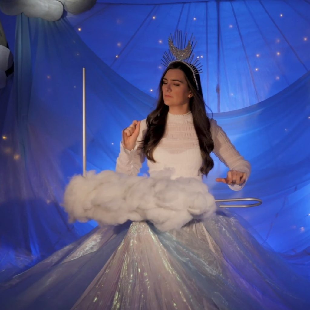 Carolina Eyck gra na thereminie