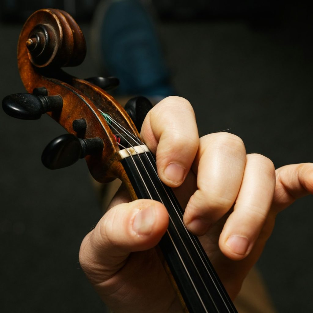 dłoń na szyjce skrzypiec