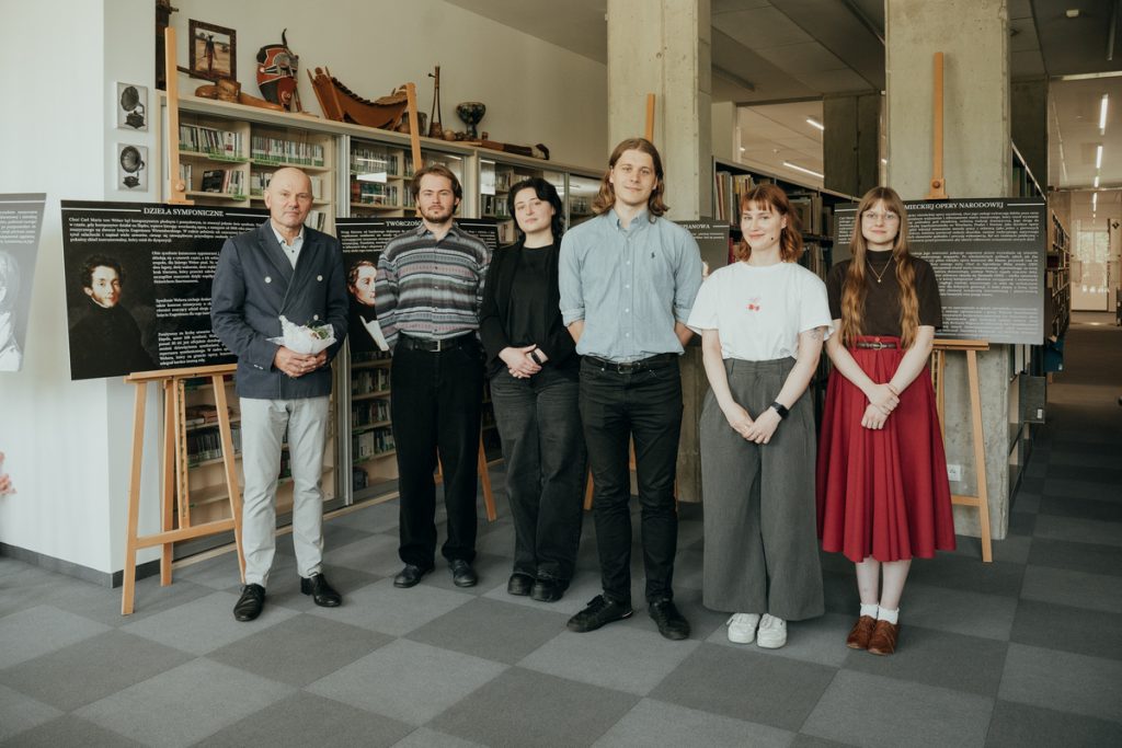 grupa uczestników wystawy