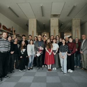 grupa uczestników wystawy